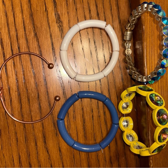 Jewelry lot
Necklaces, bracelets , earrings - Picture 3 of 4